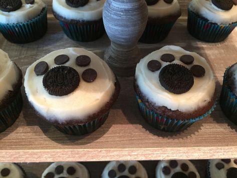 Puppy Mini Oreo Paw Print Cupcakes – Penny's Food Blog Paw Print Cupcakes, Paw Print Cakes, Paw Cupcakes, Puppy Cupcakes, Dog Themed Birthday Party, Dog Cupcakes, Puppy Birthday Parties, Healthy Dog Treats Homemade, Oreo Cupcakes