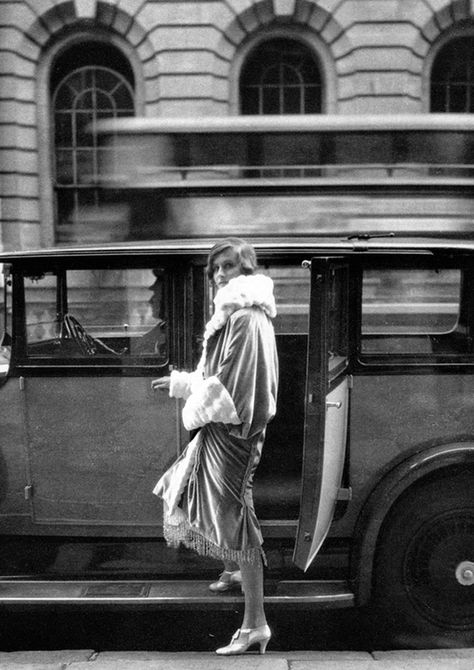 Model wearing Chanel. Photo by Cecil Beaton for Vogue. 1927 - 1920s coats and jackets pt 1 Style Année 20, Cecil Beaton, 20s Fashion, Roaring 20s, Roaring Twenties, Old Car, Old Fashion, Indian Summer, 1920s Fashion