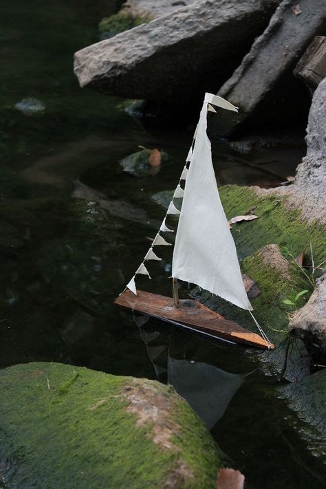 DIY Sailboats that really float! Driftwood Boats Sailboats, Diy Boats For Kids That Float, Diy Boat Craft, Diy Sailboat, Camper Crafts, Sailboat Craft, Toy Sailboat, Kids Boat, Boat Crafts