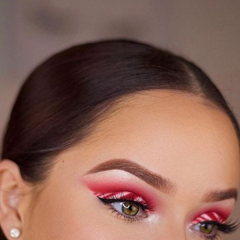 wet n wild beauty on Instagram: “Sweet candy cane 🍭 @zulyruizz created this festive look using #The40Palette and MegaLast Liquid Catsuit Crème Eyeshadow. #wetnwildbeauty…” Candy Cane Makeup, Xmas Makeup, Christmas Eyeshadow, Christmas Eye Makeup, Day Makeup Looks, Dance Makeup, Green Makeup, Wild Beauty, Festive Look