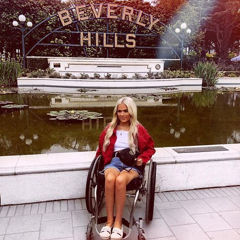 Clothes which look good in a wheelchair/whilst sitting - Jordan's Beautiful Life Wheelchair Outfits Women, Amputee Fashion, Wheelchair Outfits, Book Closet, Wheelchair Clothing, Wheelchair Fashion, Wheelchair Women, Outfit Plan, The Fashion Industry