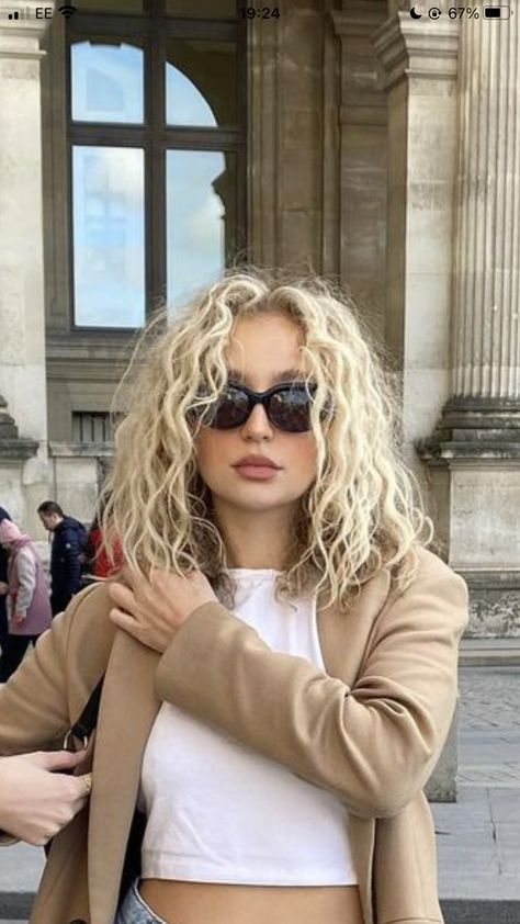 Curly Cool Blonde Hair, Blond Curly Hair Short, Blonde Curly Long Bob, Blonde Curly Hair Medium Length, Blonde Wavy Lob, Short Curly Blonde Hair Aesthetic, Short Curly Hair Colour Ideas, Curly Blonde Lob, Platinum Blonde Wavy Hair