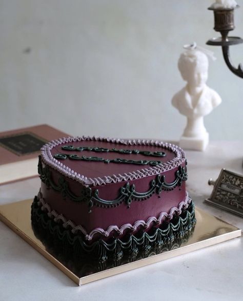 Dark Cakes Aesthetic, Grunge Cake Aesthetic, Goth Birthday Cake Aesthetic, Gothic Heart Cake, Grunge Cake Ideas, Dark Birthday Decorations, Wednesday Addams Sheet Cake, Goth Cakes Birthday, Alt Birthday Cakes