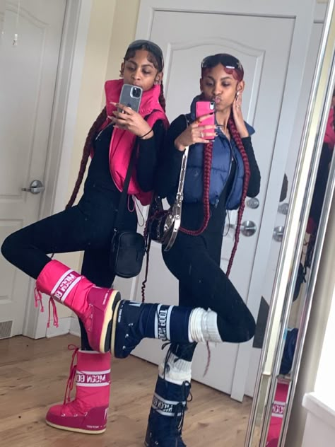 Matching Shoes With Bestie, Matching Outfits For You And Your Best Friend, Outfit Ideas To Go Out With Friends, Baddie Matching Outfits, Matching Skirt Outfits Best Friend, Matching Winter Outfits Best Friend, Twin Day Outfit Ideas, Bestie Outfit Ideas, Matching Baddie Outfits