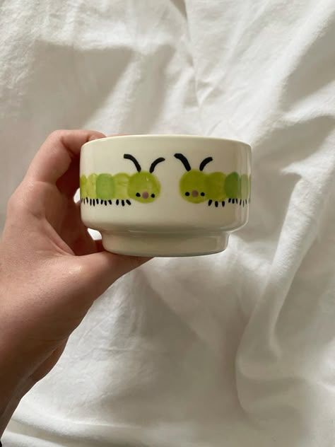 Ceramic Designs Pattern, Pottery That Looks Like Food, Flower Pottery Design, Painting Ceramics Aesthetic, Ceramic Painting Bowls, Pottery Tray Painting Ideas, Ceramic Drawing Ideas, Paint It Yourself Pottery Ideas, Mug Painting Aesthetic