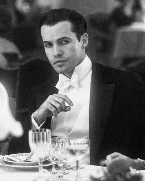 Billy Zane - Titanic (1997). So sooooo handsome 😫😍 Cal Hockley Titanic, Billy Zane Titanic, Calm Movies, Cal Titanic, Cal Hockley, Caledon Hockley, Titanic Quotes, Titanic 1997, Billy Zane