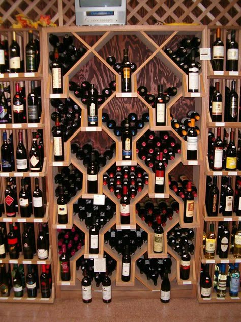 Wine Retail Display, Wine Bar Display, Retail Wine Display Ideas, Wine Store Design Shop Interiors, Wine Display Ideas, Wine Store Display, Whisky Regal, Wine Store Design, Wine Shop Interior