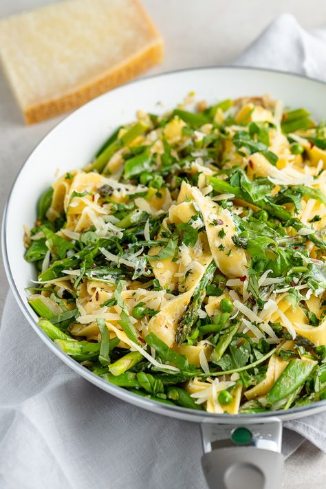 The ultimate spring pasta dish! A creamy pasta primavera with a light, tangy sauce, tons of fresh veggies, and, hello, PASTA. Best of all, it's ready in 20 minutes! It makes a perfect weeknight pasta recipe! #springrecipe #pasta #primavera #weeknightdinners Spring Vegetable Pasta, Creamy Pasta Primavera, Spring Pasta Recipes, Lemon Asparagus Pasta, Lemon Thyme Chicken, Summer Pasta Dishes, Weeknight Pasta, Veggie Pasta Salad, Simple Dinners