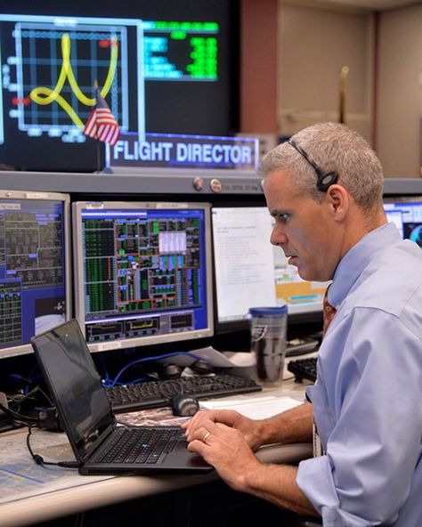 Nasa Control Room, Trading Screen, Book Cover Diy, Control Room, Computer Lab, Dream Career, International Space Station, Space Station, Wall Street