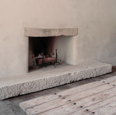 Travertine Fireplace Hearth, Italian Fireplace Ideas, Mediterranean Fireplace Ideas, Wabi Sabi Fireplace, Mediterranean Fireplace, Fireplace Hearth Stone, Southwest Modern, Modern Country Living, Hearth Stone