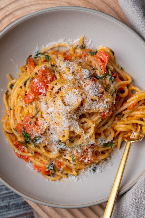 5-Ingredient Easy Cherry Tomato Pasta Smashed Tomato Pasta, Grape Tomatoes Pasta, Spaghetti Cherry Tomatoes, Fresh Cherry Tomato Pasta, Lemon Tomato Pasta, Summer Tomato Pasta, Meals With Cherry Tomatoes, Pasta And Cherry Tomato Recipes, Crushed Tomato Pasta