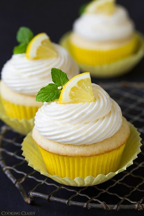 Lemon Cupcakes with Lemon Buttercream Frosting - these cupcakes are to die for!! Torturi Baby Shower, Lemon Buttercream Frosting, Lemon Buttercream, Lemon Cupcakes, Makanan Diet, Good Eat, Cooking Classy, Köstliche Desserts, Dessert Cupcakes