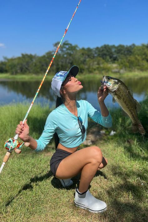 Fishing Photo Ideas, Fishing Outfits For Women Summer, Fishing Outfits For Women, Fishing Photoshoot, Fishing Senior Pictures, Fishing Aesthetic, Country Graduation, Fishing Pics, Fishing Outfit