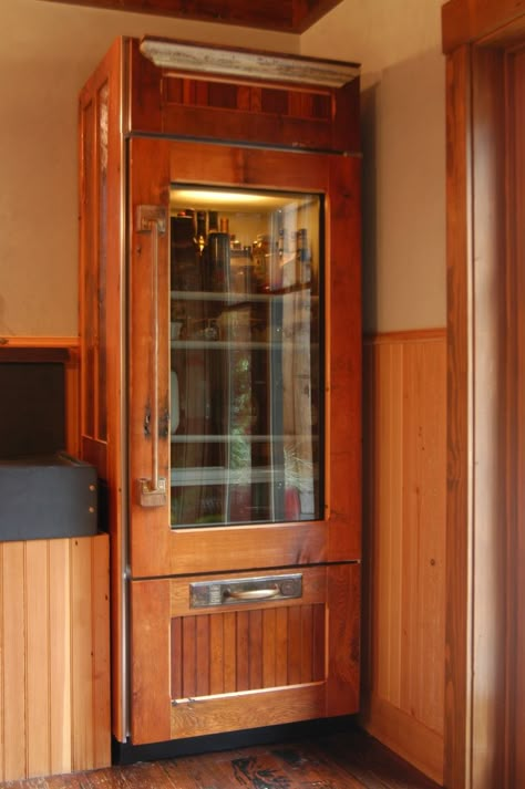 Wood Refrigerator, Barn Wood Furniture, Wood Furniture Ideas, Refrigerator Panels, Vintage Fridge, Expensive Homes, Door Room, Beer Fridge, Best Refrigerator