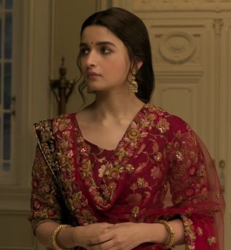 Alia Bhatt Photoshoot, Bollywood Outfits, Desi Fashion Casual, Salwar Kamiz, Indian Dresses Traditional, Traditional Indian Outfits, Wallpapers Images, Vintage Bollywood, Hd Pictures