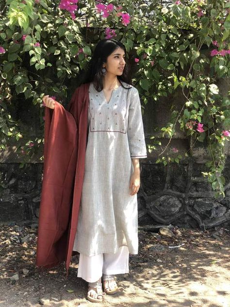 Casual Salwar Suit, Simple Kurta, Salwar Neck Designs, Indian Kurti Designs, Kurtas For Women, Punjabi Outfits, Simplicity Dress, Simple Kurta Designs, Designer Kurti Patterns