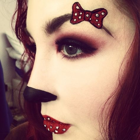 Minnie Mouse. So cute! Mouse Make Up, Disney Eye Makeup, Disney Inspired Makeup, Spooky Spooky, Minnie Mouse Costume, Minnie Mouse Halloween, Mouse Costume, Magical Makeup, Halloween Makeup Scary