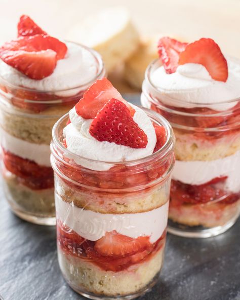 26 Game-Changing Strawberry Dessert Recipes Individual Strawberry Shortcake, Mousse Au Chocolat Torte, Mason Jar Desserts, Strawberry Dessert Recipes, Strawberry Shortcake Recipes, Shortcake Recipe, Cake In A Jar, Dessert In A Jar, Mason Jar Meals