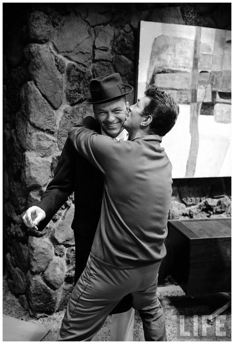 Photo John Dominis (L-R) Entertainer Frank Sinatra getting kissed by fellow entertainer Dean Martin 1965 Joey Bishop, Men In Suits, Stars D'hollywood, Photo Star, Ingmar Bergman, John Wilson, I Love Cinema, Rat Pack, Swinging Sixties