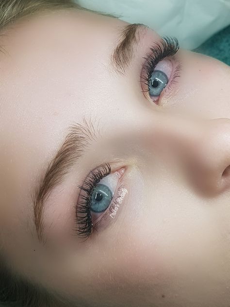 Classic semi permanent individual eyelashes one on one . Beautiful lashes Eyelashes Classic, Eyelashes Ideas, Bambi Beauty, Natural Fake Eyelashes, Dramatic Lashes, Perfect Eyelashes, Natural Eyelash Extensions, Eyelash Extentions, Doe Eyes