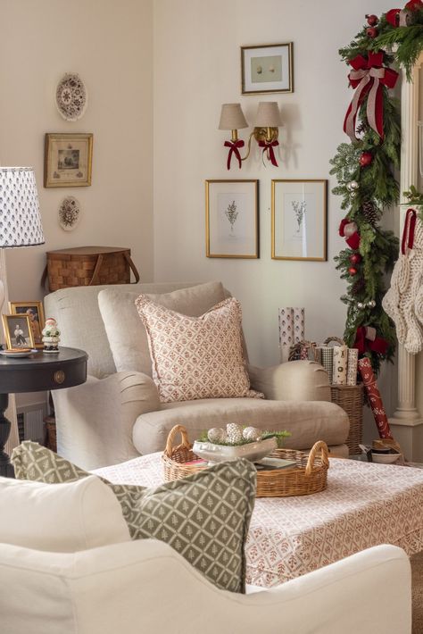 Idaho Living, Christmas Interior Design, Glam Pad, Cozy Christmas Decor, Nancy Meyers, Cottage Christmas, Christmas Interiors, Christmas Living Rooms, Coastal Christmas