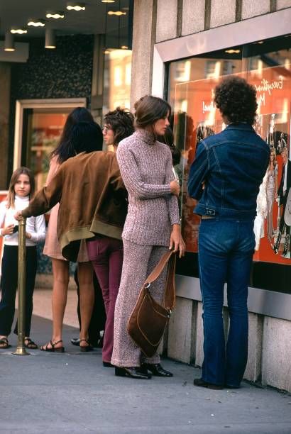 70s Winter Fashion, Fashion Through The Decades, Knitted Tunic, 60s And 70s Fashion, 70s Inspired Fashion, Store Window, 1970s Fashion, Canvas Shoulder Bag, Looks Style