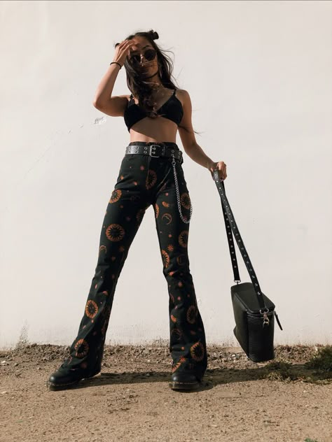 Flare Pants Festival Outfit, Coachella Outfit Pants, Black Coachella Outfit, Mcr Concert Outfit, Mgk Outfits, Edgy Festival Outfit, The Craft Outfits, Coachella Ootd, Look Lollapalooza