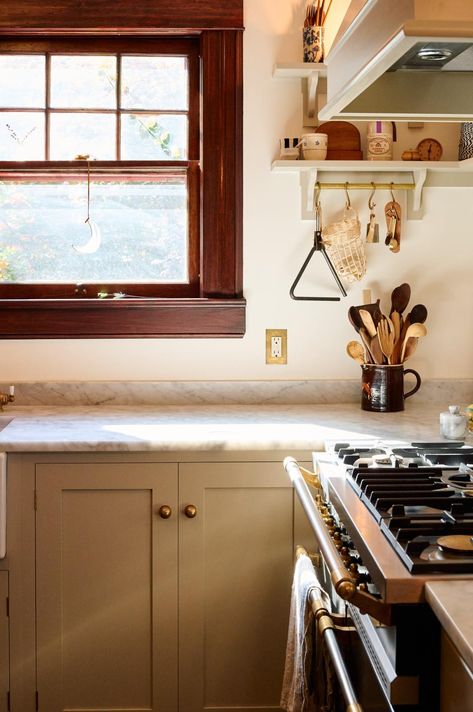 A New Jersey Shaker Kitchen | deVOL Kitchens 1920s Craftsman Bungalows Kitchen, Craftsman Bungalow Kitchen, Kitchen Devol, 1920s Craftsman Bungalows, Classic English Kitchen, Painted Kitchen Cabinets, Bungalow Kitchen, Marble Countertops Kitchen, Kitchen Storage Space