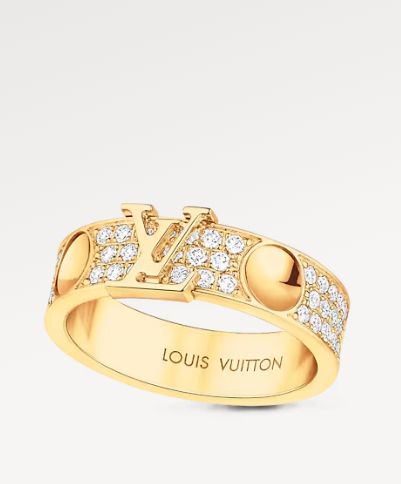 This Empreinte ring crafted from 18-karat yellow gold and diamonds reflects Louis Vuitton's unique heritage: it features both the iconic LV Initials and imprints inspired by nails used on the House’s historic trunks. The distinctive, modern design, fully paved with diamonds, makes this signature ring a covetable jewel for the Maison's aficionados. Lv Ring, Louis Vuitton Ring, Signature Ring, Signature Rings, Diamond Rings Design, Louis Vuitton Empreinte, Louis Vuitton Jewelry, Louis Vuitton Official, Ring Crafts