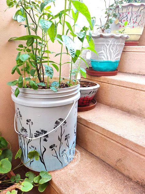 diy planters, planters diy, diy planter pots, diy hanging planters, planters diy, diy terracotta pots, terracotta pots diy, terracotta pot diy, diy painted terracotta pots Terracotta Pots Diy, Terracotta Pot Painting, Painted Terracotta Pots, Decoupage Tins, Simple Diy Projects, Stray Animals, Pots Diy, Bucket Planters, Diy Balcony