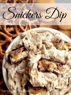 This Snickers Dip recipe uses only 4 ingredients and is super easy to make. Delicious with graham sticks. Snickers Dip, Easy Dessert Dips, Coconut Dessert, Sweet Dips, Brownie Desserts, Dip Recipes Easy, Party Dips, Dessert Dips, Yummy Dips