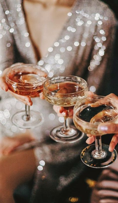 Dinner Photoshoot Friends, Nye Photoshoot Ideas, New Year’s Eve Photoshoot, Christmas Aesthetic Photoshoot, Fancy New Years Eve Party, New Year’s Eve Aesthetic, New Years Photography, Holiday Party Aesthetic, Christmas Party Photography