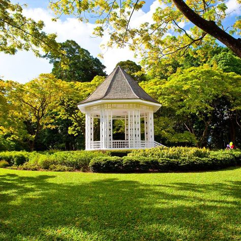 Singapore Botanic Gardens Singapore Tourist Attractions, Singapore Things To Do, Singapore Attractions, Tropical Colonial, Singapore Botanic Gardens, Singapore Hotels, Heritage Center, Botanic Gardens, Building Structure