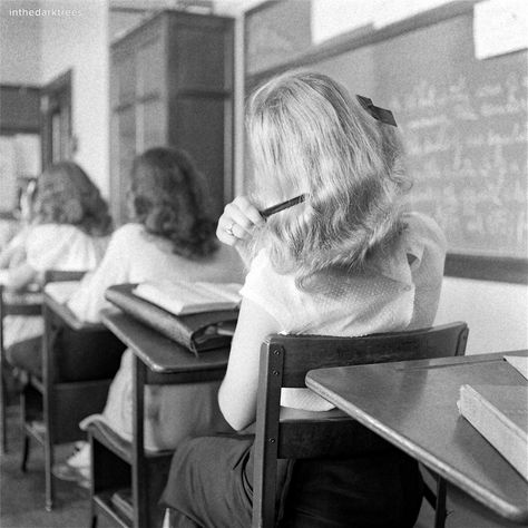 In class a comb appears, though Mrs. Post frowns at public primping. Nina Leen, "Tulsa Twins,” Life, August 4, 1947 50s Teenagers, 1940s Aesthetic, Nina Leen, Twin Life, Alfred Eisenstaedt, History Projects, Female Photographers, Vintage Hair, Old Soul