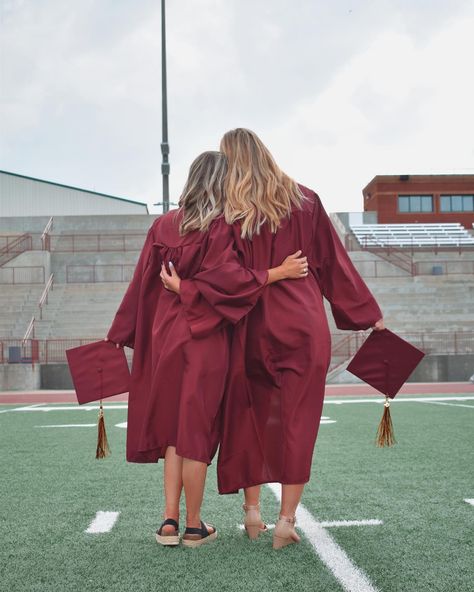 Best Friend Graduation Photoshoot Ideas, Graduation Photo Shoot With Friends, College Graduation Pictures With Best Friend, Nursing Grad Pictures With Friends, College Graduation Pictures Best Friends, Best Friend Pictures Graduation, Cap And Gown Senior Pictures Best Friends, Best Friend Graduation Photoshoot, Graduation With Best Friend