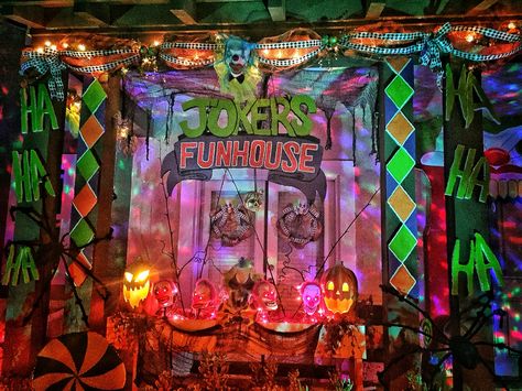 The Jokers funhouse themed Halloween decor #batman #thejoker #clowndecor #circus #carnival #harleyquinn #halloweengarland #garland #clowndecor #halloweendecor #halloween2015 Villian Decorations, Trunk Ideas, Batman Villain, Joker Halloween, Thomas Wayne, The Bat Man, Joker Pics, Joker Batman, Fall School