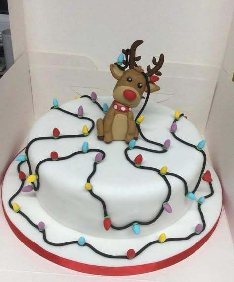 Xmas Fruit Cake Decorations, Novelty Christmas Cake Ideas, Christmas Cake Funny, Christmas Fruit Cake Designs, Christmas Cake Icing Ideas, Fondant Christmas Cake Ideas, Christmas Cake Designs Fondant, Christmas Theme Cake Ideas, Christmas Decorated Cakes