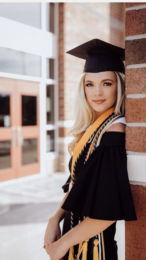 2023 Senior Picture Ideas, Uhcl Graduation Pictures, Grad Photo Makeup Senior Pics, Grad Photoshoot Ideas Dresses, Iu Graduation Pictures, Nurse Grad Pictures Photo Ideas, College Graduation Looks, Cute Cap And Gown Pictures, At Home Graduation Pictures