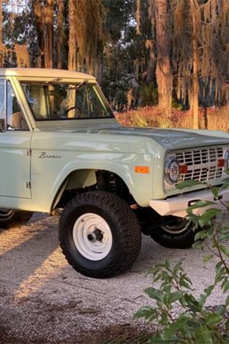 73 Ford Bronco, 1973 Classic Ford Bronco, Vintage Ford Bronco Drawing, Vintage Ford Bronco Aesthetic, Vintage Bronco Ford, Retro Bronco, 1975 Ford Bronco, Jeep Decor, Vintage Ford Bronco