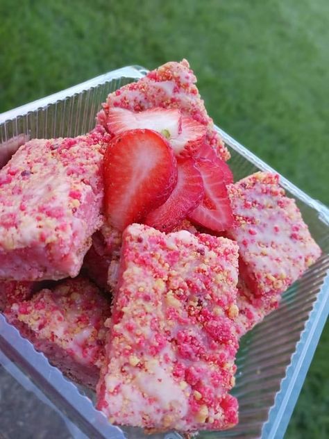 Strawberry Crunch Brownies, Crunch Brownies, Strawberry Crunch, Sugar Glaze, Think Food, How Sweet Eats, Sweets Desserts, Brownie Recipes, Sweets Treats