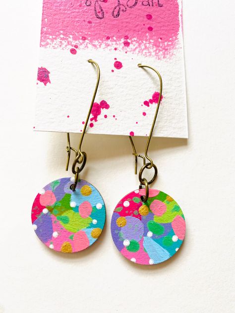 Art adorns your home and spaces but have you ever wanted to wear art in a fun, unique way? I've created these mixed media earrings with you in mind! Trendy hand painted earrings are ready to help you make a statement! Did I mention that they're double sided, too? The front side features a bold, abstract painting with gold shimmery accents and the back is complete with a fun pattern painted in white. Very light weight and easy to wear! What they're made with: - light weight wooden disc - acrylic Handmade Earrings Ideas, Watercolor Jewelry, Joy Art, Vintage Jewelry Ideas, Abstract Earrings, Hand Painted Earrings, Painted Earrings, Painted Jewelry, Art Earrings