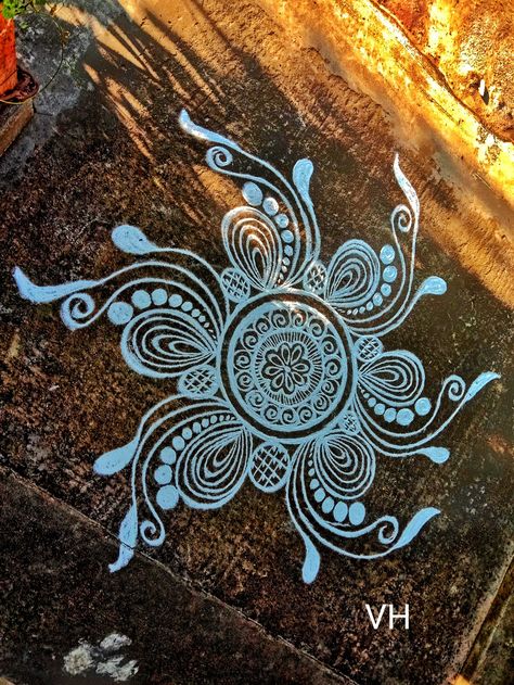 Big Kolam Designs, Jhooti Designs, Jhuti Designs, Jhoti Chita Design, Jhoti Design, Alpona Art, Alpana Designs, White Rangoli, Rangoli Designs Photos