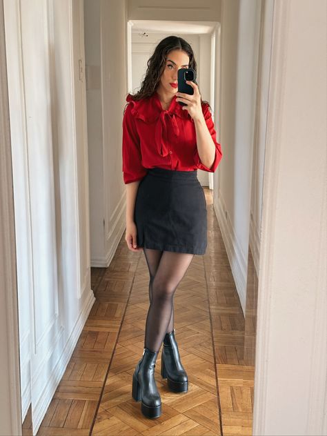 Red Shirt Black Skirt Outfits, Red Blouse Black Skirt, Black Skirt Outfit Aesthetic, Work Outfit Winter, Casual Work Outfit Winter, Outfits Leggins, Social Clothes, Skirt Outfits Aesthetic, Casual Oufits