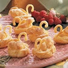 Swans Swimming, Flavored Whipped Cream, Cream Puff Recipe, Creative Food Ideas, Berry Sauce, Puff Recipe, Swan Princess, Choux Pastry, Cream Puff