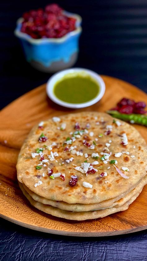 Breakfast For Muscle Gain, Pudina Chutney, Paneer Paratha, Sandwich Recipes Indian, Food Magic, Pearl Millet, Food Background, Mumbai Food, Cat Profile