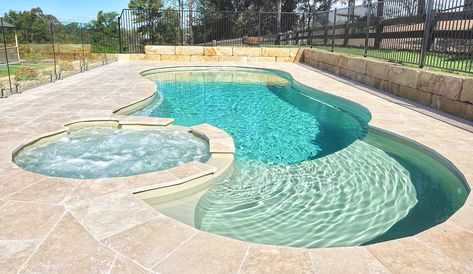 Pool With Hot Tub And Tanning Ledge, Pools Australia, Pool 2023, Small Fiberglass Pools, Freeform Pool Designs, Pool Items, Pool With Spa, Tanning Ledge Pool, Pool Paradise