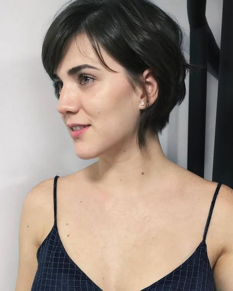 "bixie" Haircut 2022 Round Face, Feminine Short Hair, Curly Styles, Hair Inspiration Short, Shot Hair Styles, Penteado Cabelo Curto, Pixie Haircuts, Short Hair Haircuts, Bob Haircut