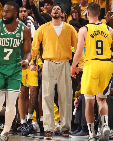 still in team colors. Nba Fashion, Spring Outfits Men, Yellow Outfit, Streetwear Men, Streetwear Men Outfits, Outfits Aesthetic, Team Colors, Fitness Inspo, All Fashion