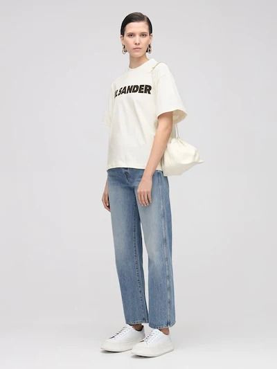 Discover great products at the best prices at Dealmoon. Jil Sander Logo printed heavy cotton jersey t-shirt. Price:$215.00 at LUISAVIAROMA Oversized White Tshirt Outfit, White Tshirt Outfit, Tshirt Outfit, Logo T Shirts, 2023 Ss, Plain Shorts, Androgynous Fashion, Tshirt Outfits, Jil Sander