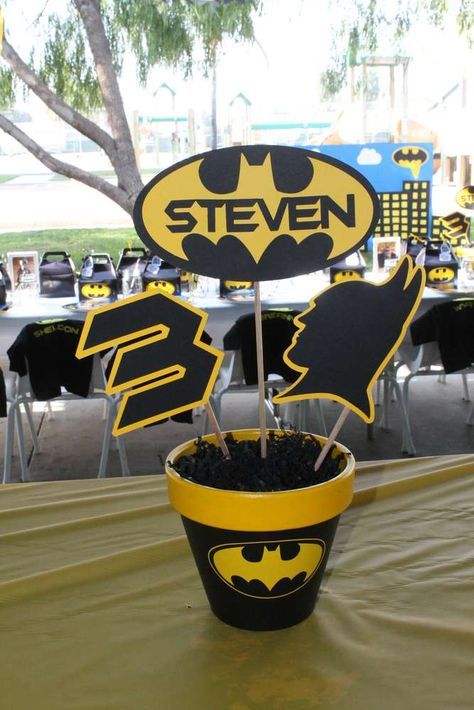 Batman birthday party centerpieces! See more party planning ideas at CatchMyParty.com! Batman Party Centerpieces, Batman Decorations, Batman Birthday Party Ideas, Batgirl Party, Batman Theme Party, Batman Themed Birthday Party, Lego Batman Birthday, Batman Baby Shower, Theme Bapteme